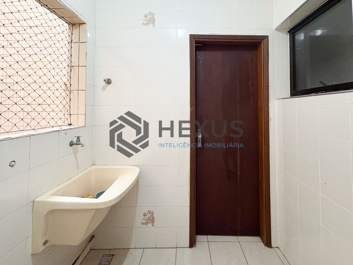 Foto 16 de Apartamento com varanda a 100m da praia na Enseada, Guarujá