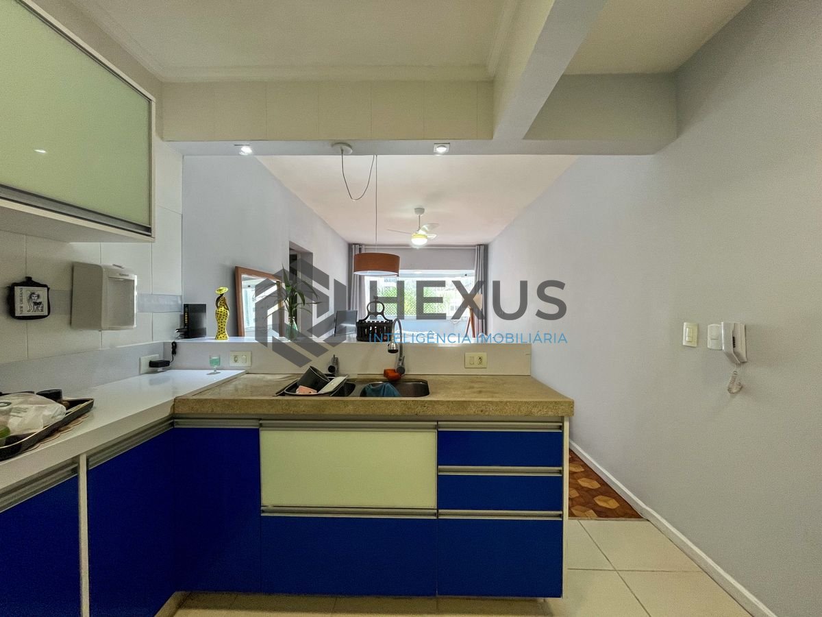 Foto 5 de Apartamento reformado com varanda e lazer nas Pitangueiras, Guarujá