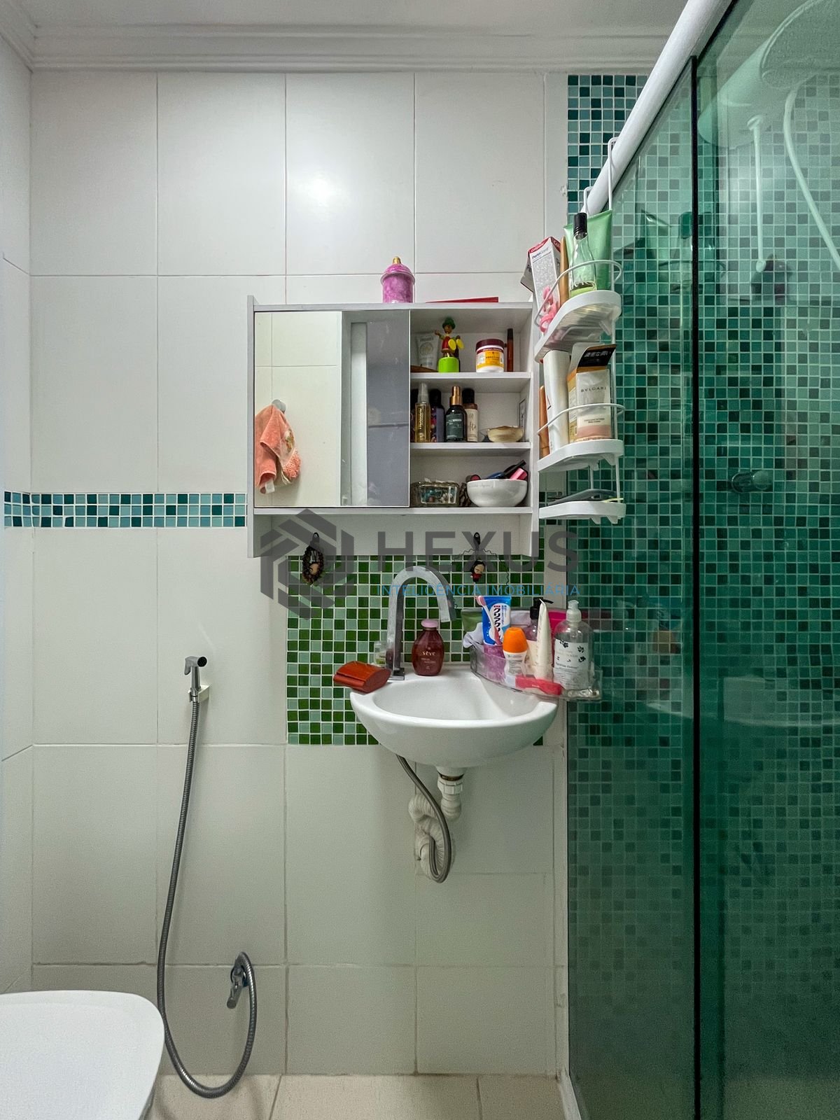Foto 20 de Apartamento reformado com varanda e lazer nas Pitangueiras, Guarujá