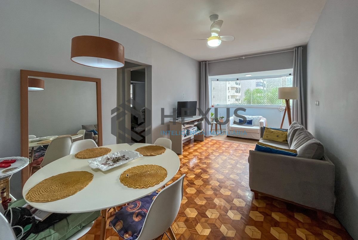 Foto 2 de Apartamento reformado com varanda e lazer nas Pitangueiras, Guarujá
