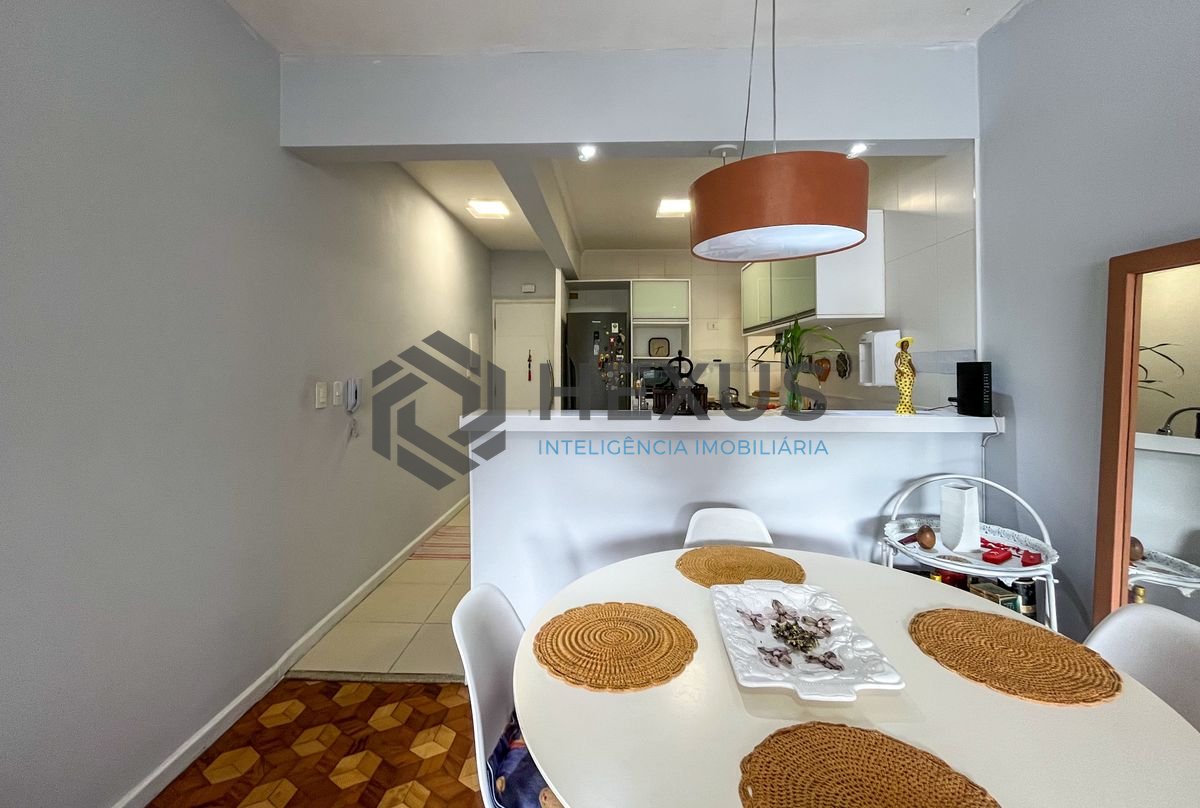 Foto 6 de Apartamento reformado com varanda e lazer nas Pitangueiras, Guarujá