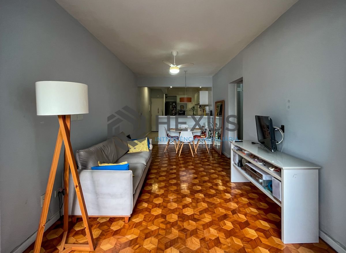 Foto 3 de Apartamento reformado com varanda e lazer nas Pitangueiras, Guarujá
