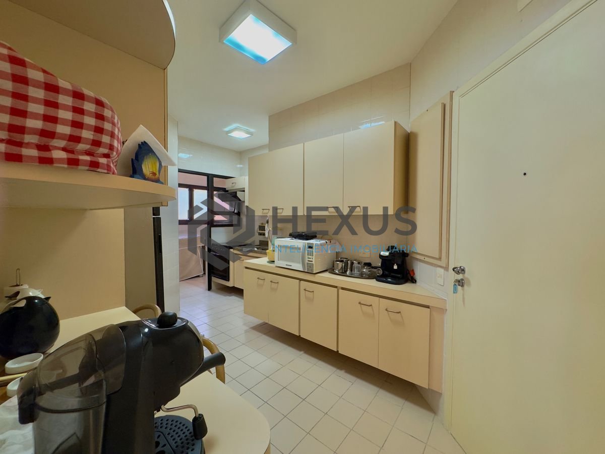Foto 21 de Apartamento com varanda a 2 quadras da praia nas Pitangueiras, Guarujá