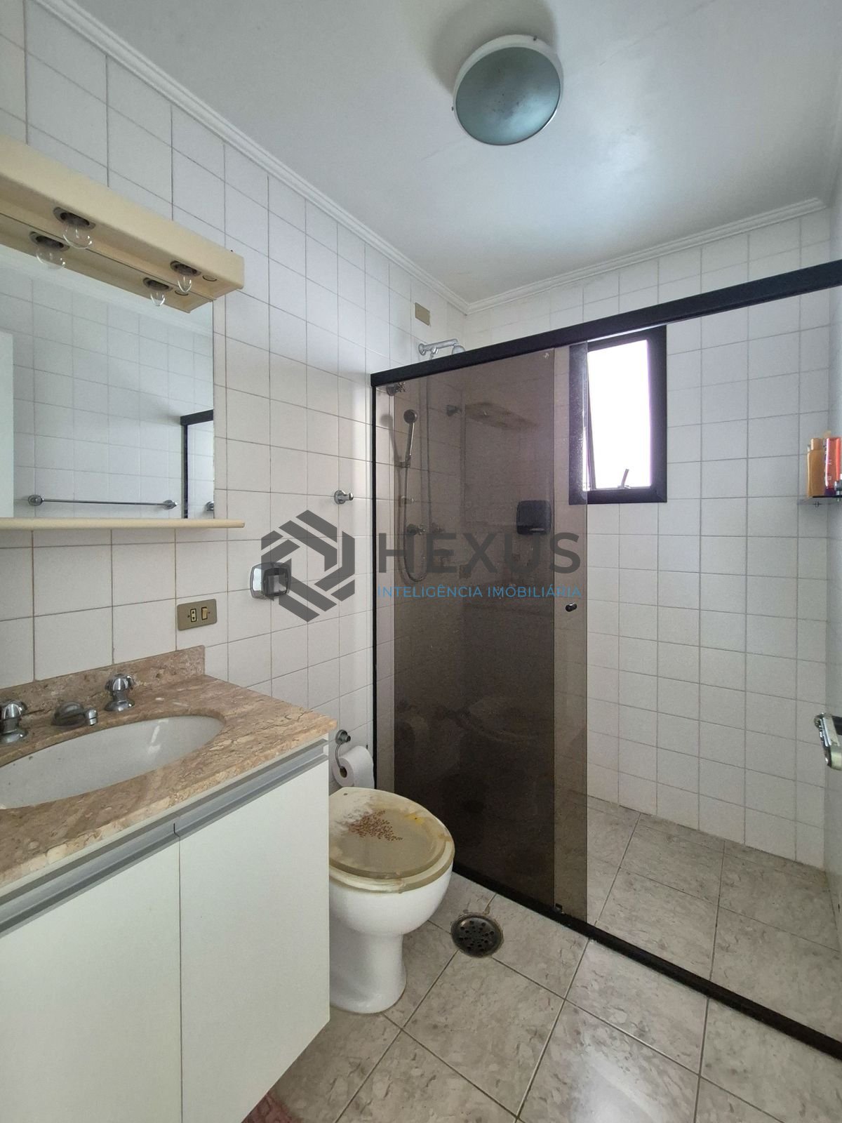 Foto 11 de Apartamento com varanda e lazer a 1 quadra da praia nas Pitangueiras, Guarujá