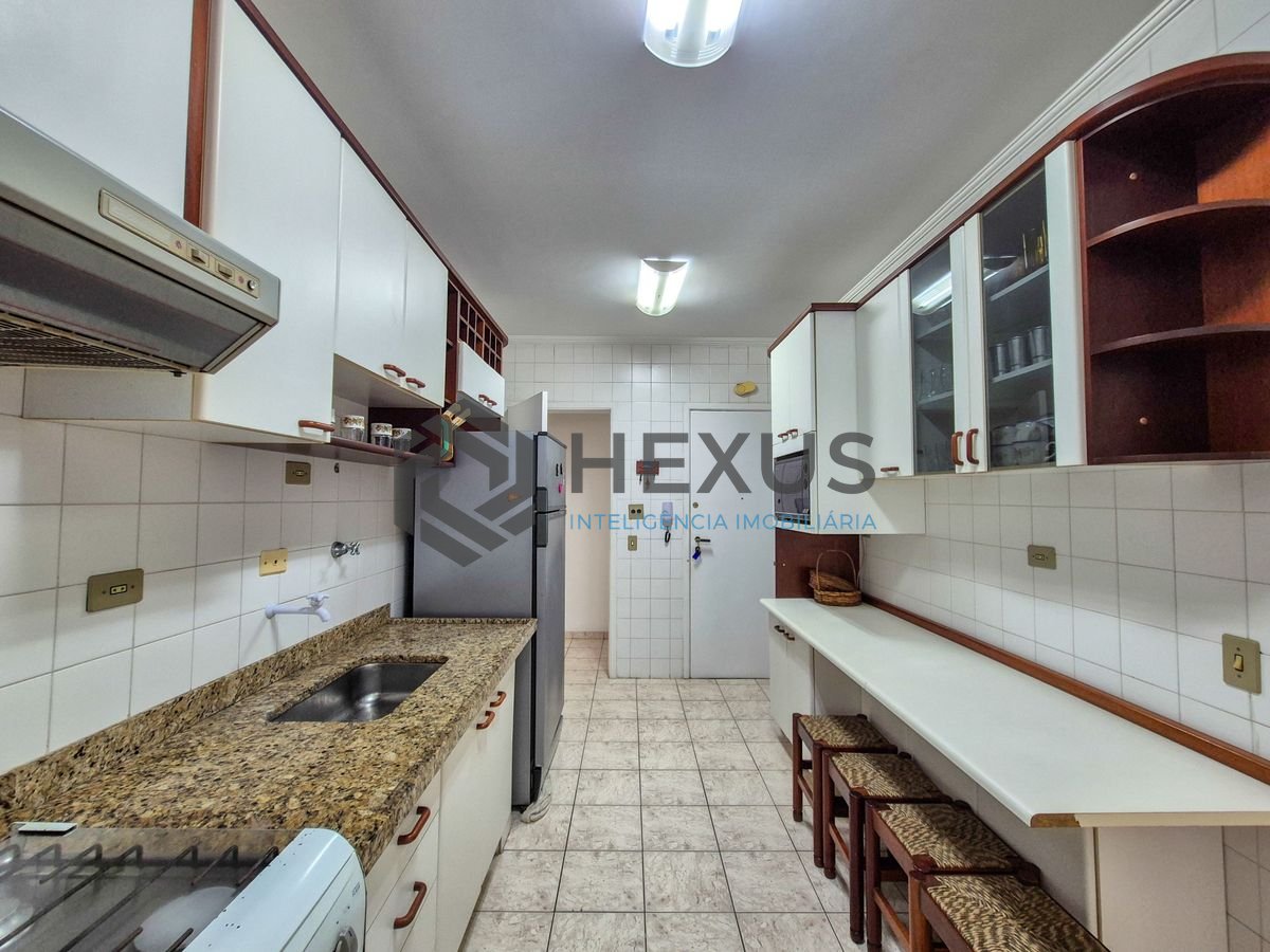 Foto 20 de Apartamento com varanda e lazer a 1 quadra da praia nas Pitangueiras, Guarujá