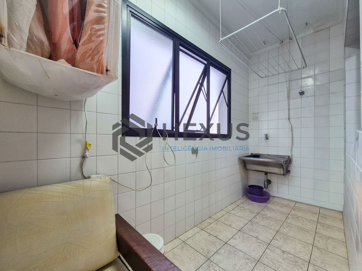 Foto 21 de Apartamento com varanda e lazer a 1 quadra da praia nas Pitangueiras, Guarujá