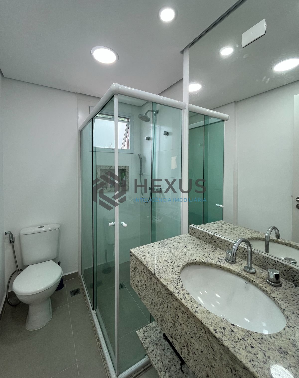 Foto 25 de Apartamento reformado com varanda gourmet e lazer nas Pitangueiras, Guarujá