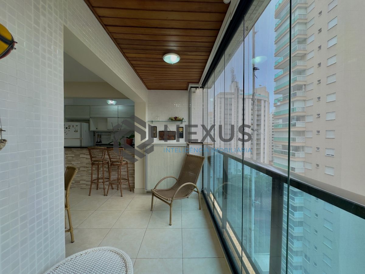 Foto 12 de Flat reformado com varanda gourmet e lazer a 1 quadra da praia nas Pitangueiras, Guarujá
