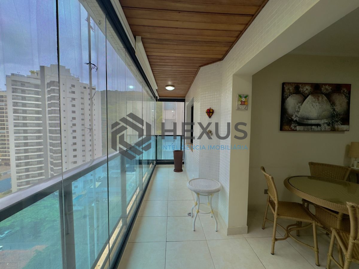 Foto 2 de Flat reformado com varanda gourmet e lazer a 1 quadra da praia nas Pitangueiras, Guarujá