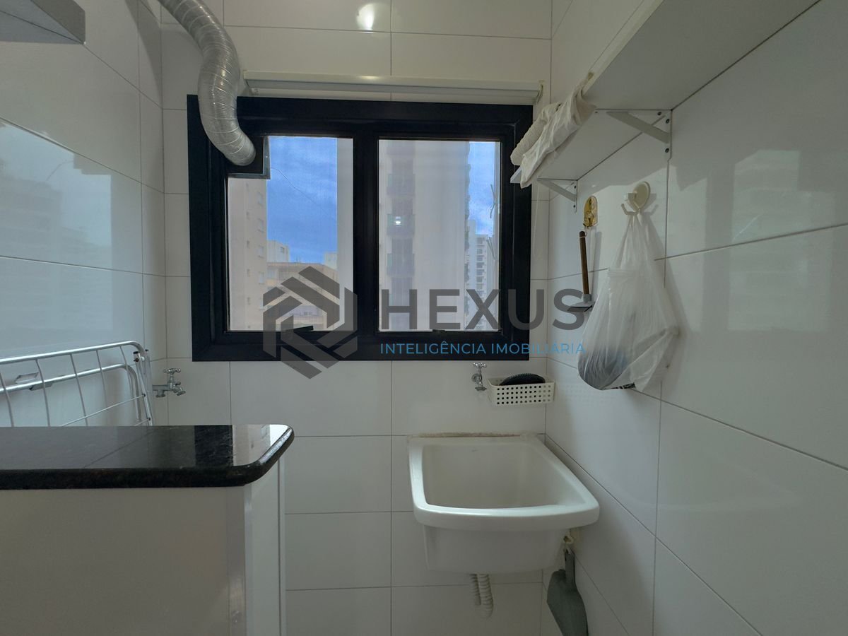 Foto 8 de Flat reformado com varanda gourmet e lazer a 1 quadra da praia nas Pitangueiras, Guarujá