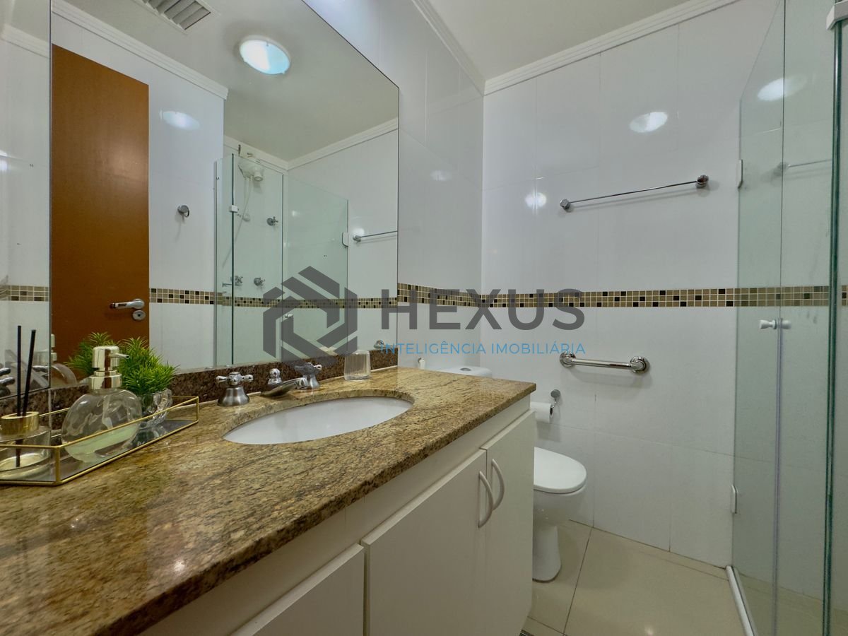 Foto 16 de Flat reformado com varanda gourmet e lazer a 1 quadra da praia nas Pitangueiras, Guarujá