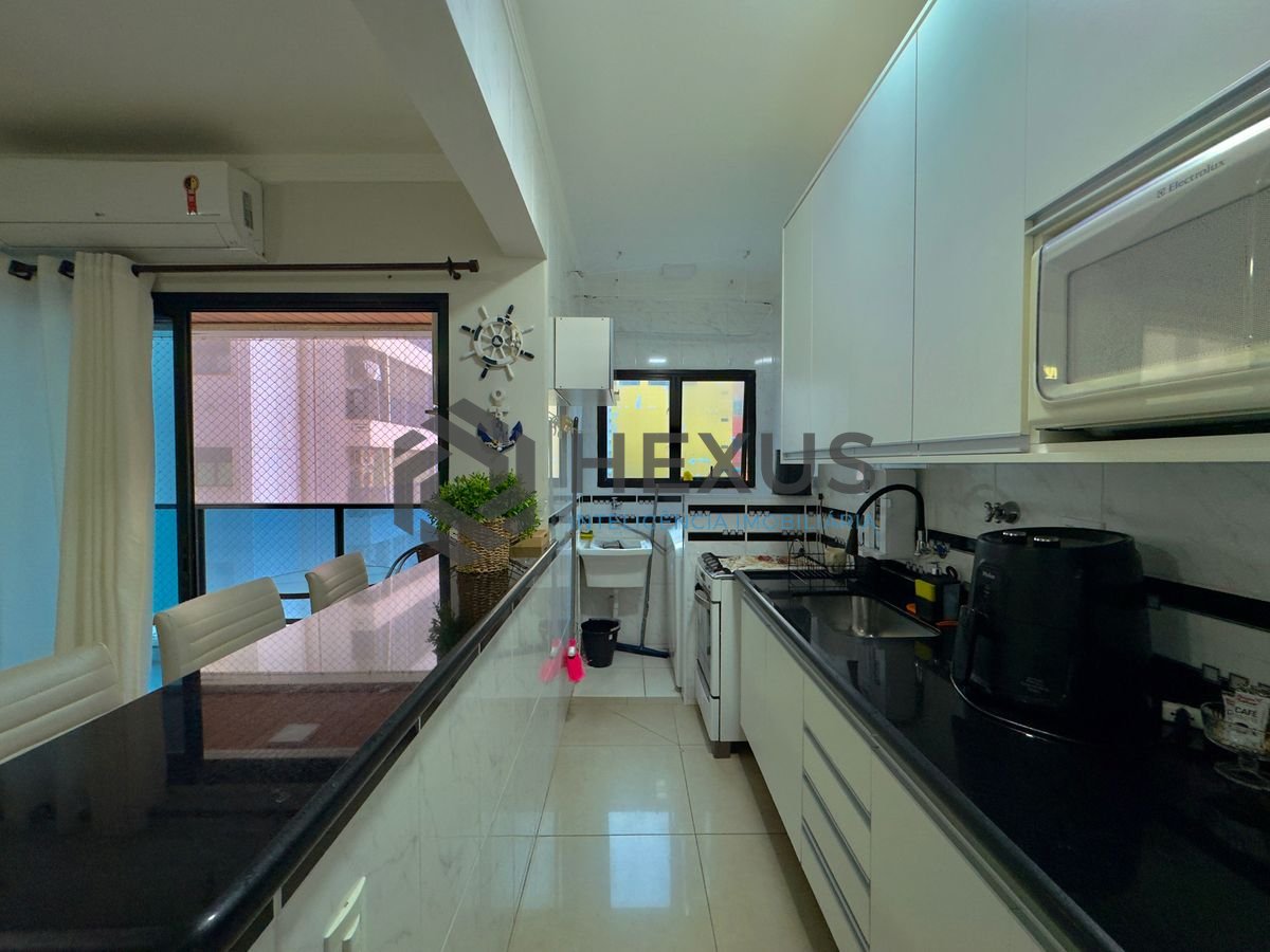 Foto 8 de Flat reformado com varanda gourmet e lazer a 1 quadra da praia nas Pitangueiras, Guarujá