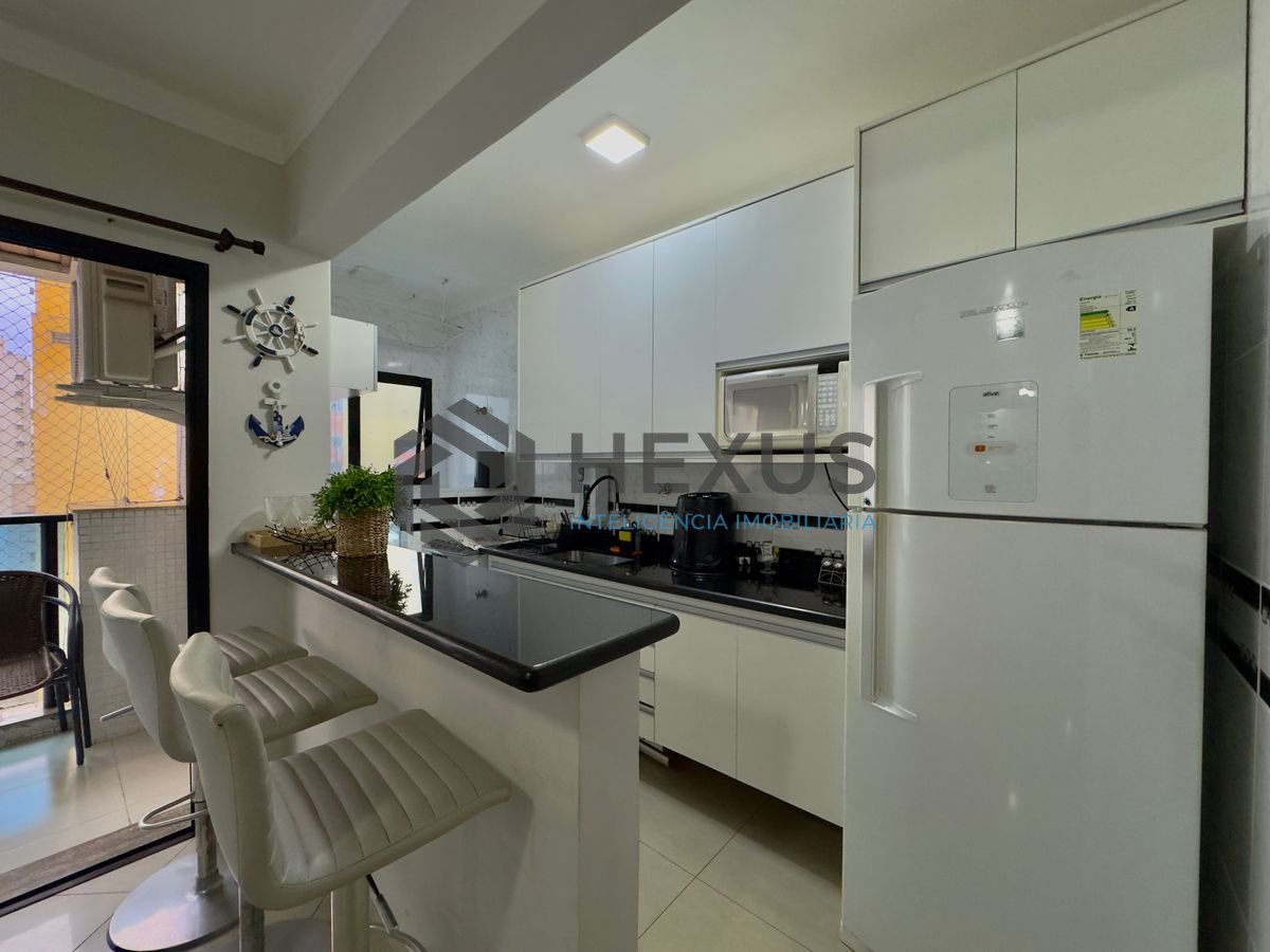 Foto 9 de Flat reformado com varanda gourmet e lazer a 1 quadra da praia nas Pitangueiras, Guarujá