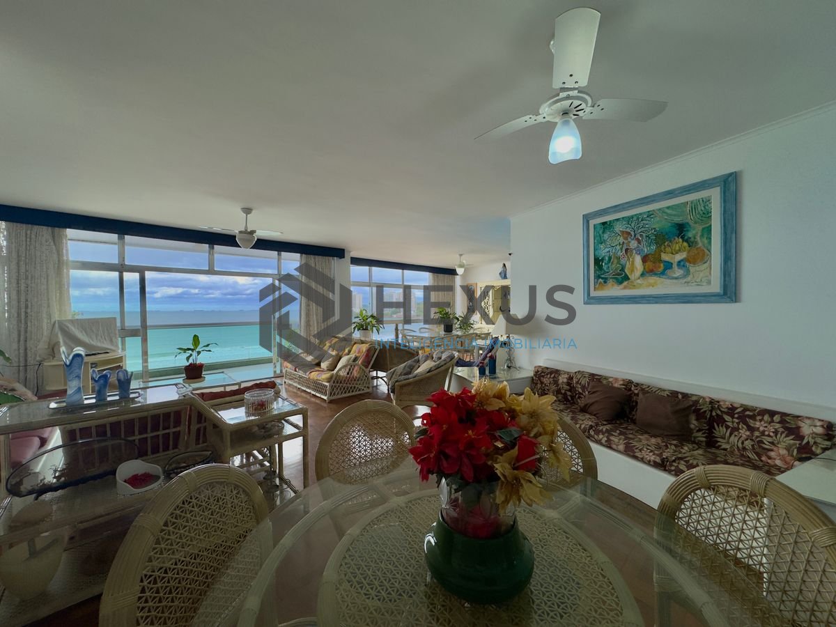Foto 2 de Apartamento reformado frente mar com varanda vista mar e lazer nas Pitangueiras, Guarujá