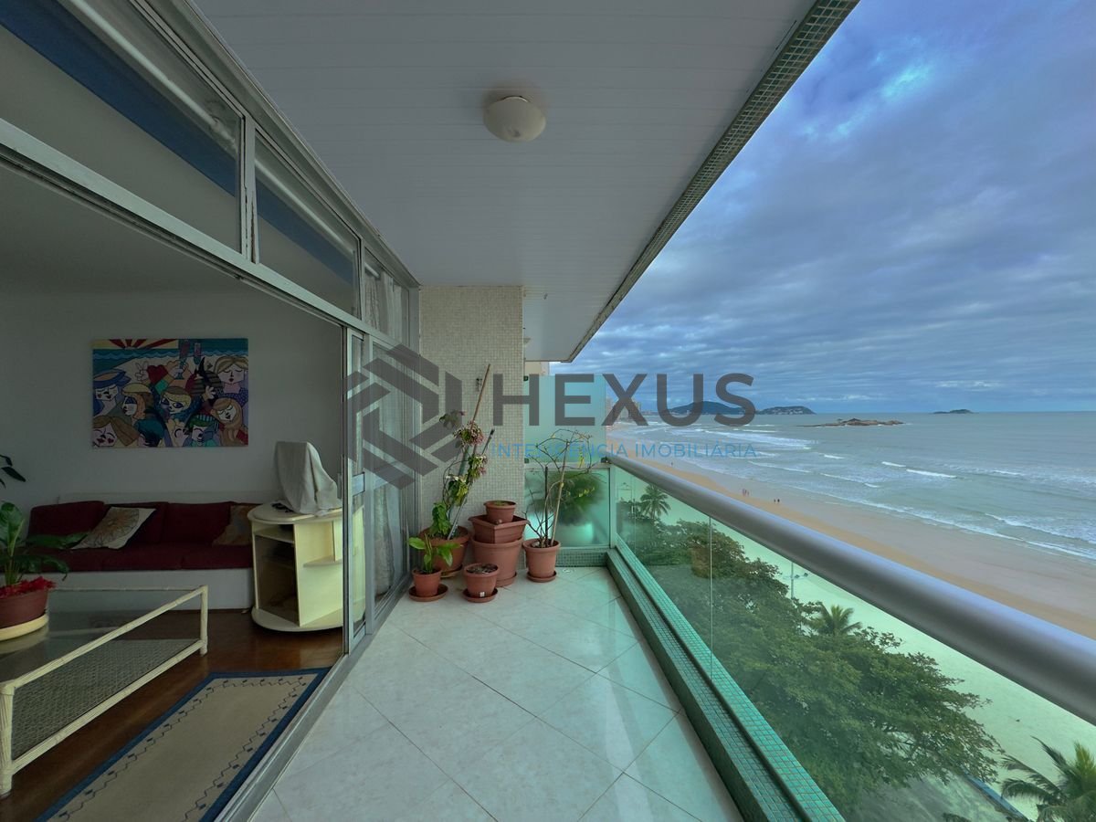 Foto 3 de Apartamento reformado frente mar com varanda vista mar e lazer nas Pitangueiras, Guarujá