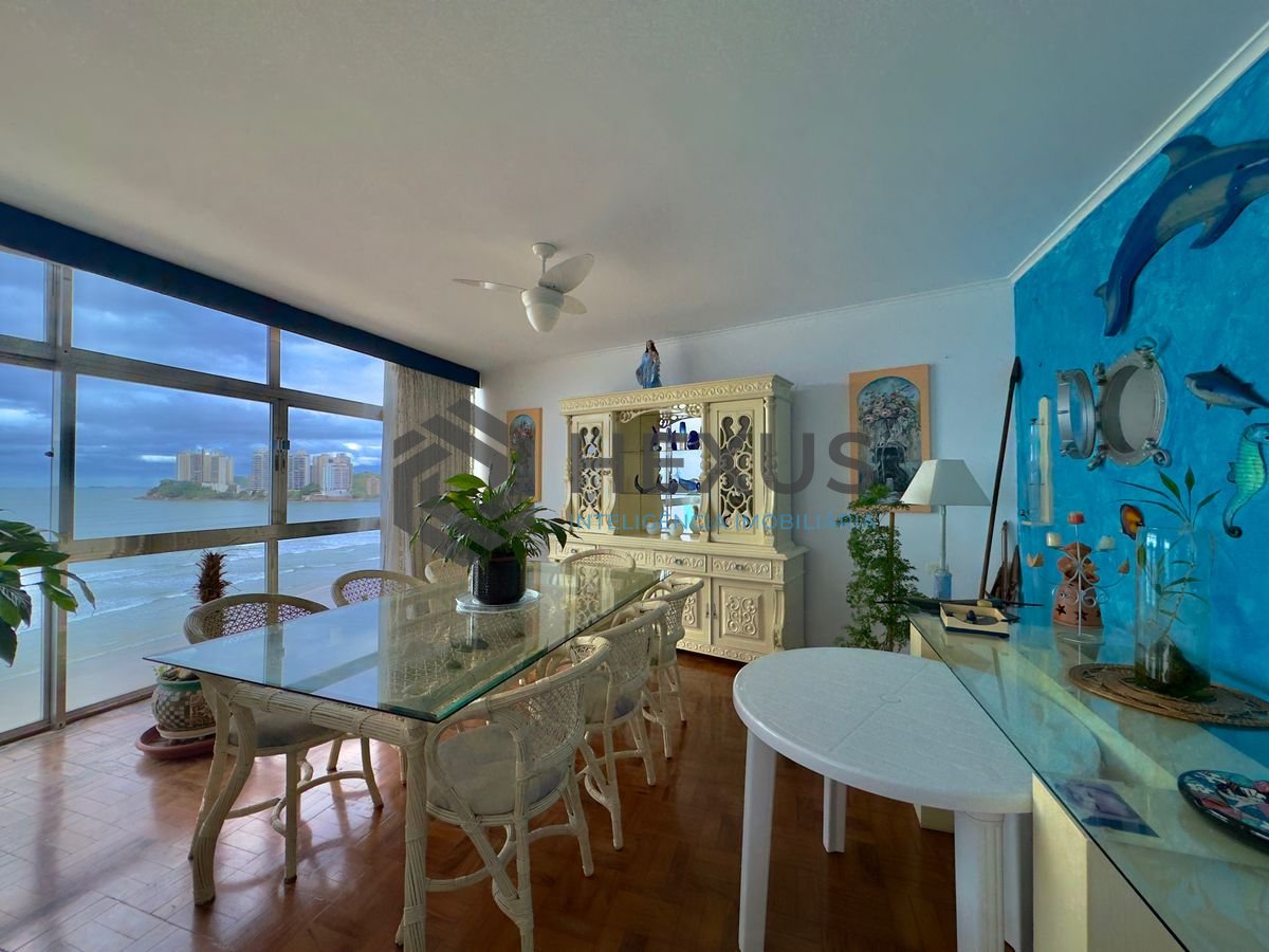 Foto 8 de Apartamento reformado frente mar com varanda vista mar e lazer nas Pitangueiras, Guarujá