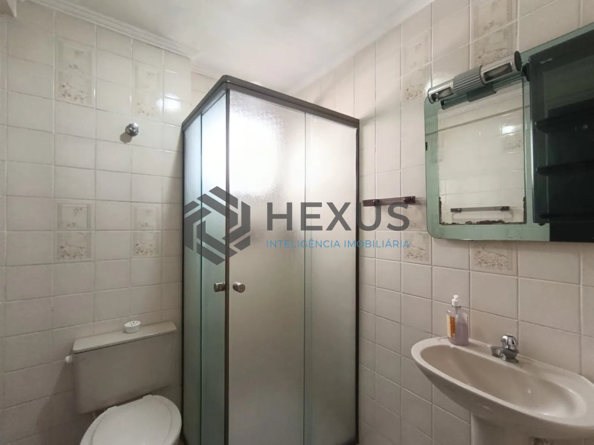 Foto 5 de Apartamento reformado com varanda e lazer a 600m da praia na Enseada, Guarujá