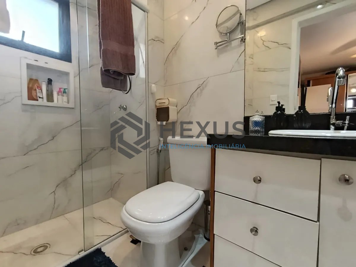 Foto 11 de Apartamento reformado com varanda e lazer a 600m da praia na Enseada, Guarujá
