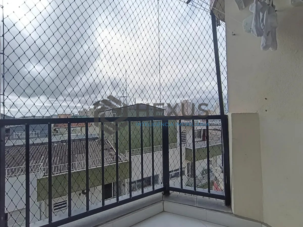 Foto 3 de Apartamento reformado com varanda e lazer a 600m da praia na Enseada, Guarujá