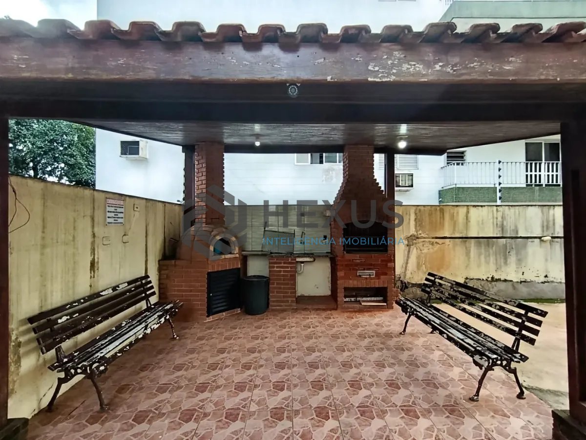 Foto 23 de Apartamento reformado com varanda e lazer a 600m da praia na Enseada, Guarujá