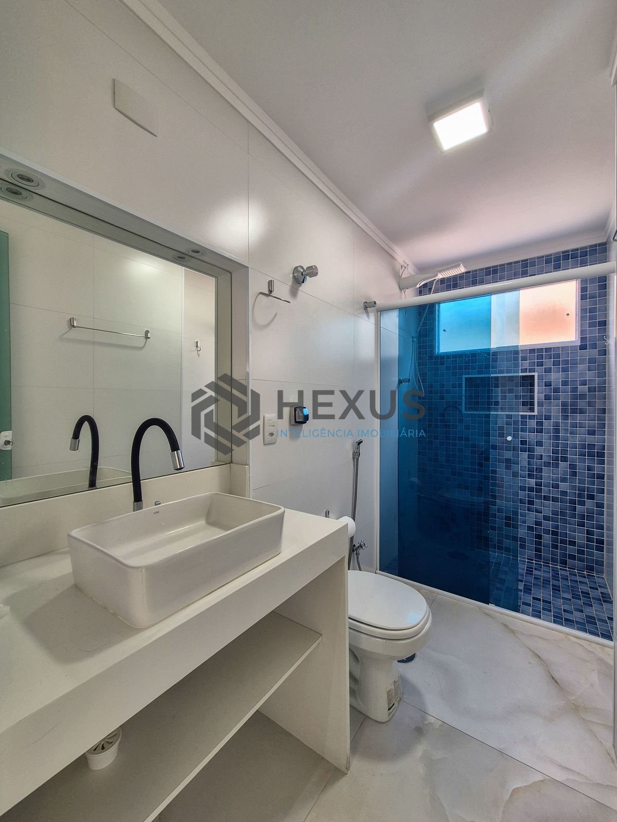 Foto 16 de Apartamento reformado a 1 quadra da praia nas Pitangueiras, Guarujá