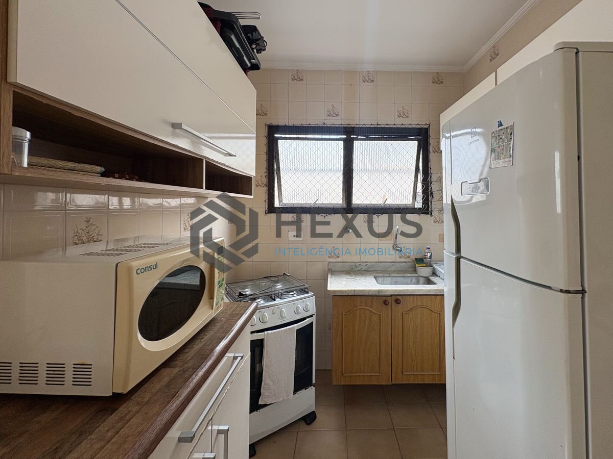 Foto 14 de Apartamento com varanda a 500m da praia no Jardim Astúrias, Guarujá
