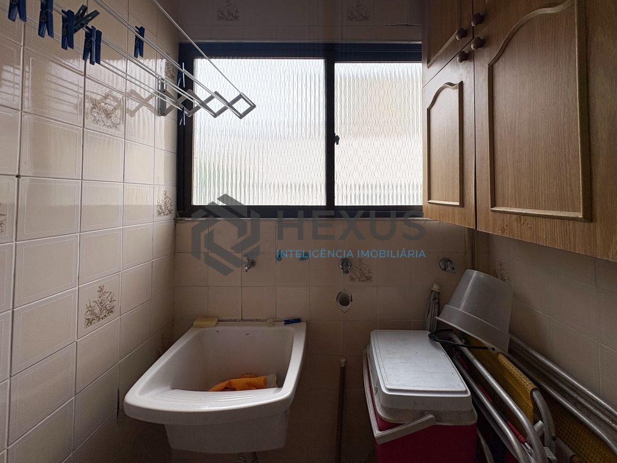 Foto 17 de Apartamento com varanda a 500m da praia no Jardim Astúrias, Guarujá