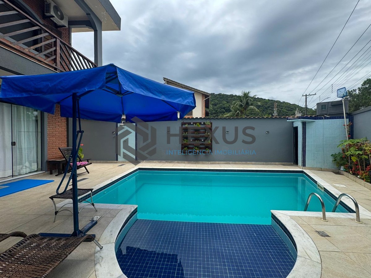 Foto 21 de Casa com piscina e churrasqueira no Jardim Albamar, Guaruja