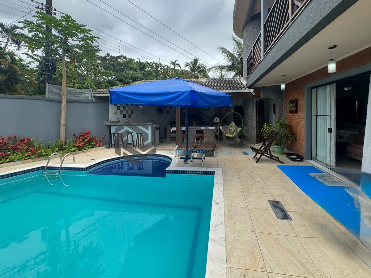 Foto 22 de Casa com piscina e churrasqueira no Jardim Albamar, Guaruja