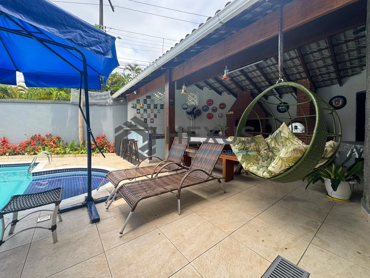 Foto 23 de Casa com piscina e churrasqueira no Jardim Albamar, Guaruja