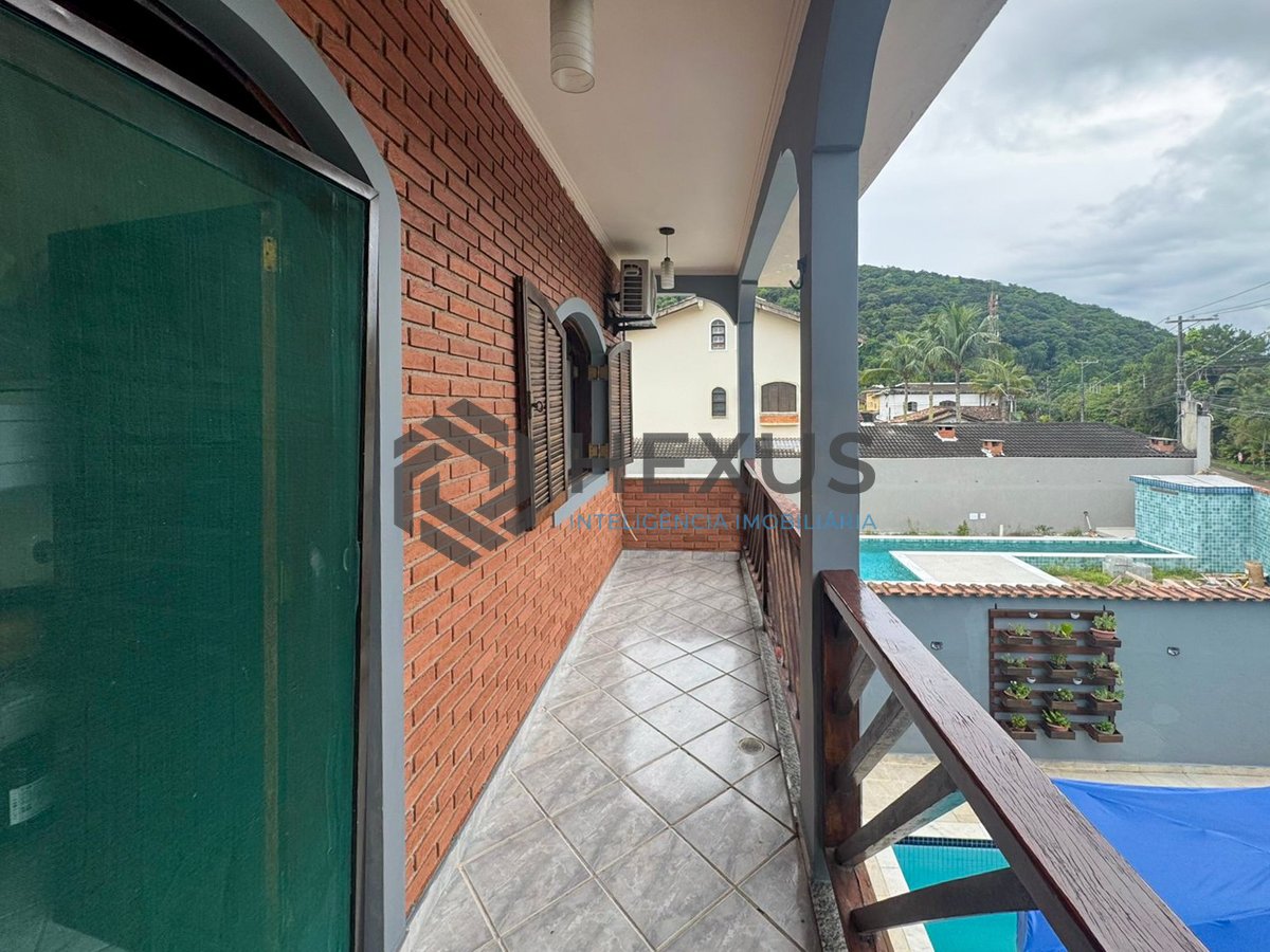 Foto 33 de Casa com piscina e churrasqueira no Jardim Albamar, Guaruja