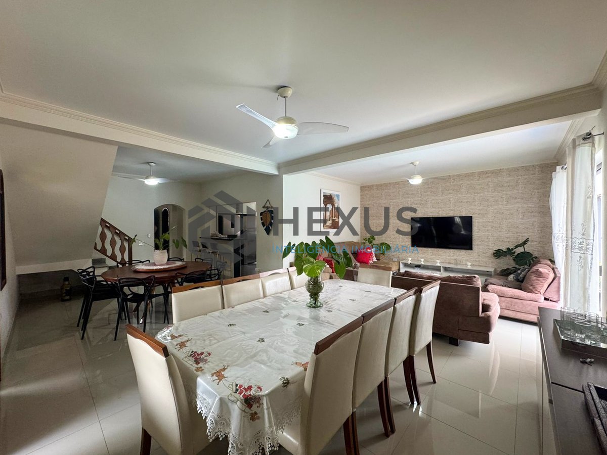Foto 5 de Casa com piscina e churrasqueira no Jardim Albamar, Guaruja