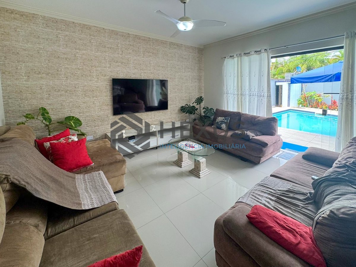 Foto 8 de Casa com piscina e churrasqueira no Jardim Albamar, Guaruja