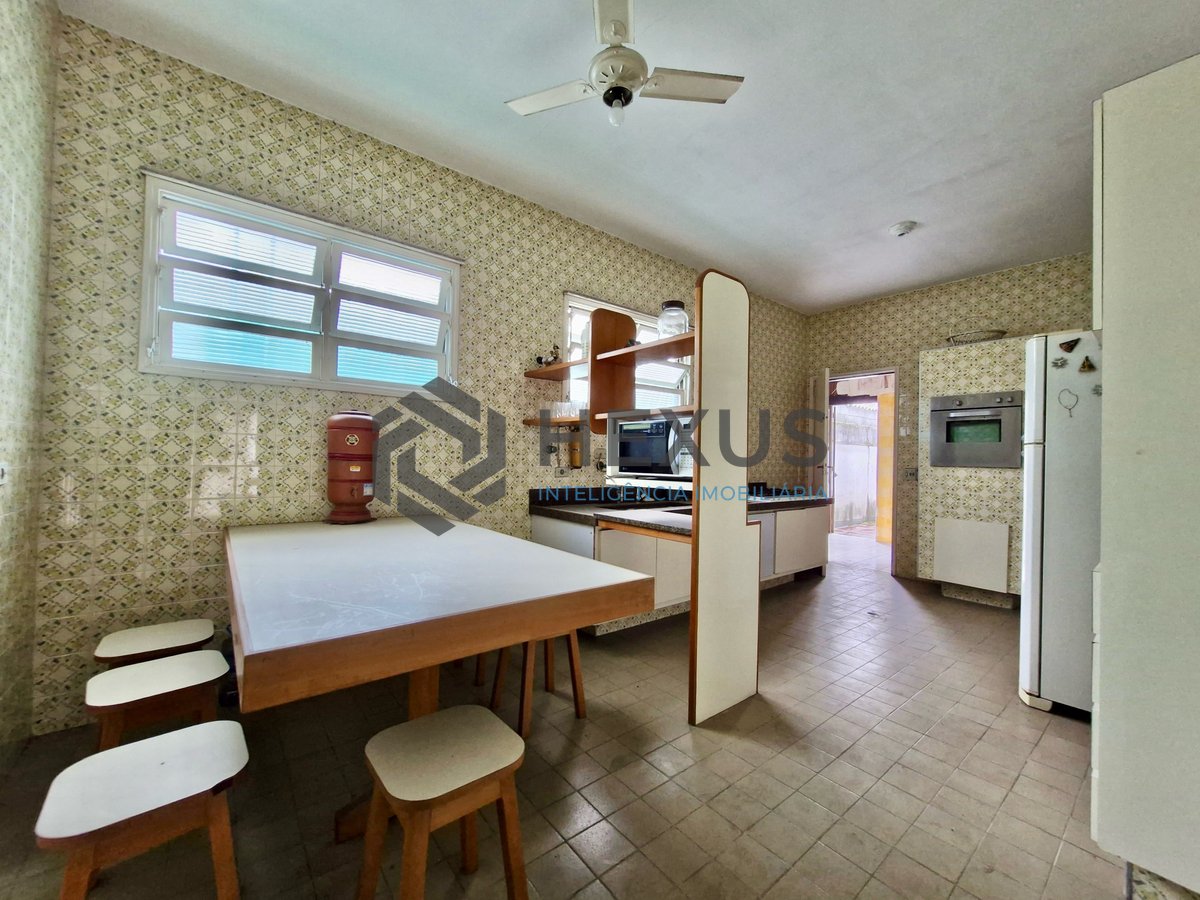 Foto 10 de OPORTUNIDADE - Casa de alto padrão na Praia do Tombo, Guaruja