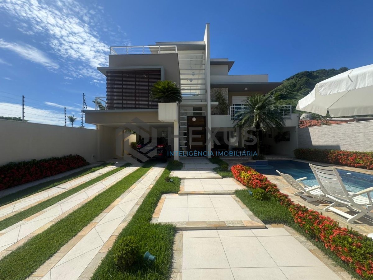 Foto 3 de Casa de alto padrão reformada e mobiliada a 50m da Praia do Tombo, Guaruja