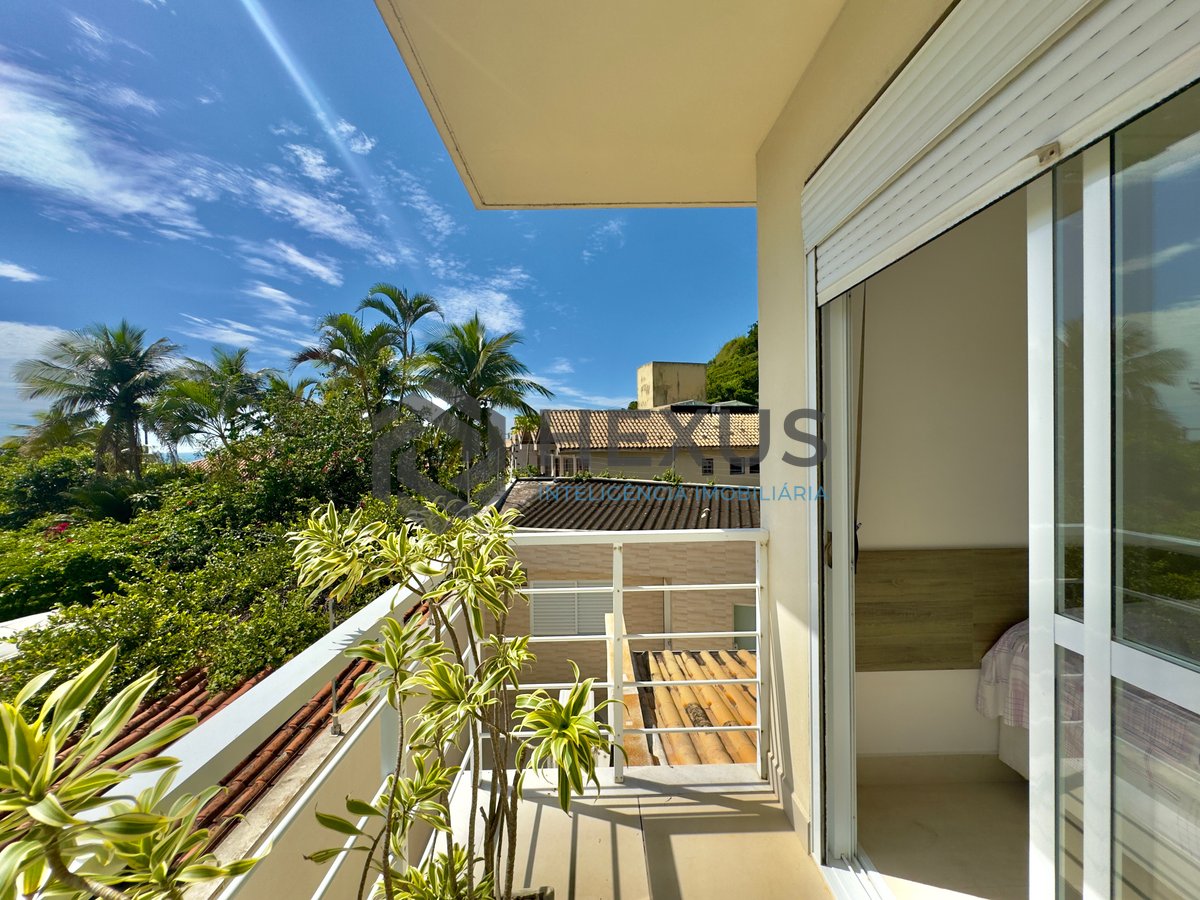 Foto 34 de Casa de alto padrão reformada e mobiliada a 50m da Praia do Tombo, Guaruja