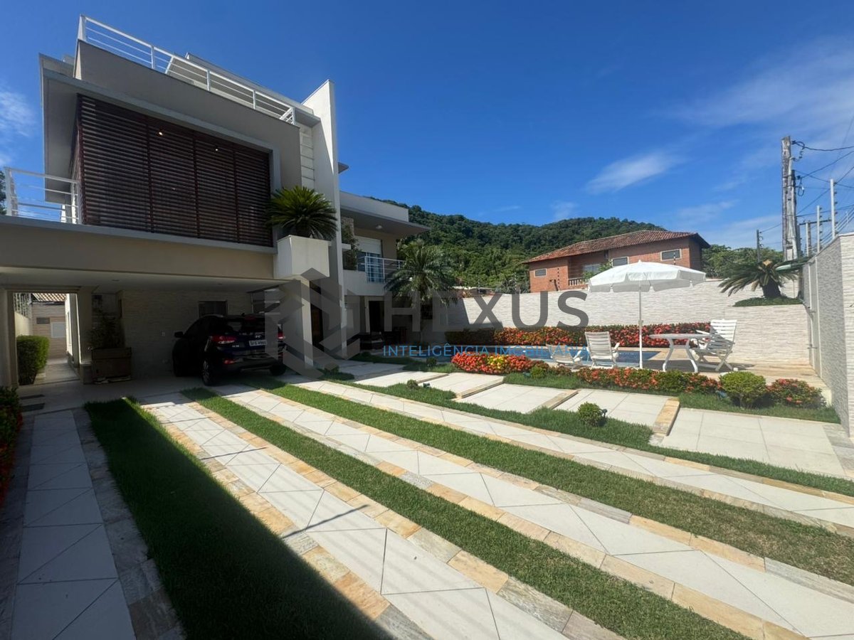 Foto 7 de Casa de alto padrão reformada e mobiliada a 50m da Praia do Tombo, Guaruja