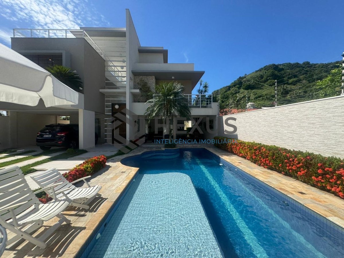 Foto 8 de Casa de alto padrão reformada e mobiliada a 50m da Praia do Tombo, Guaruja