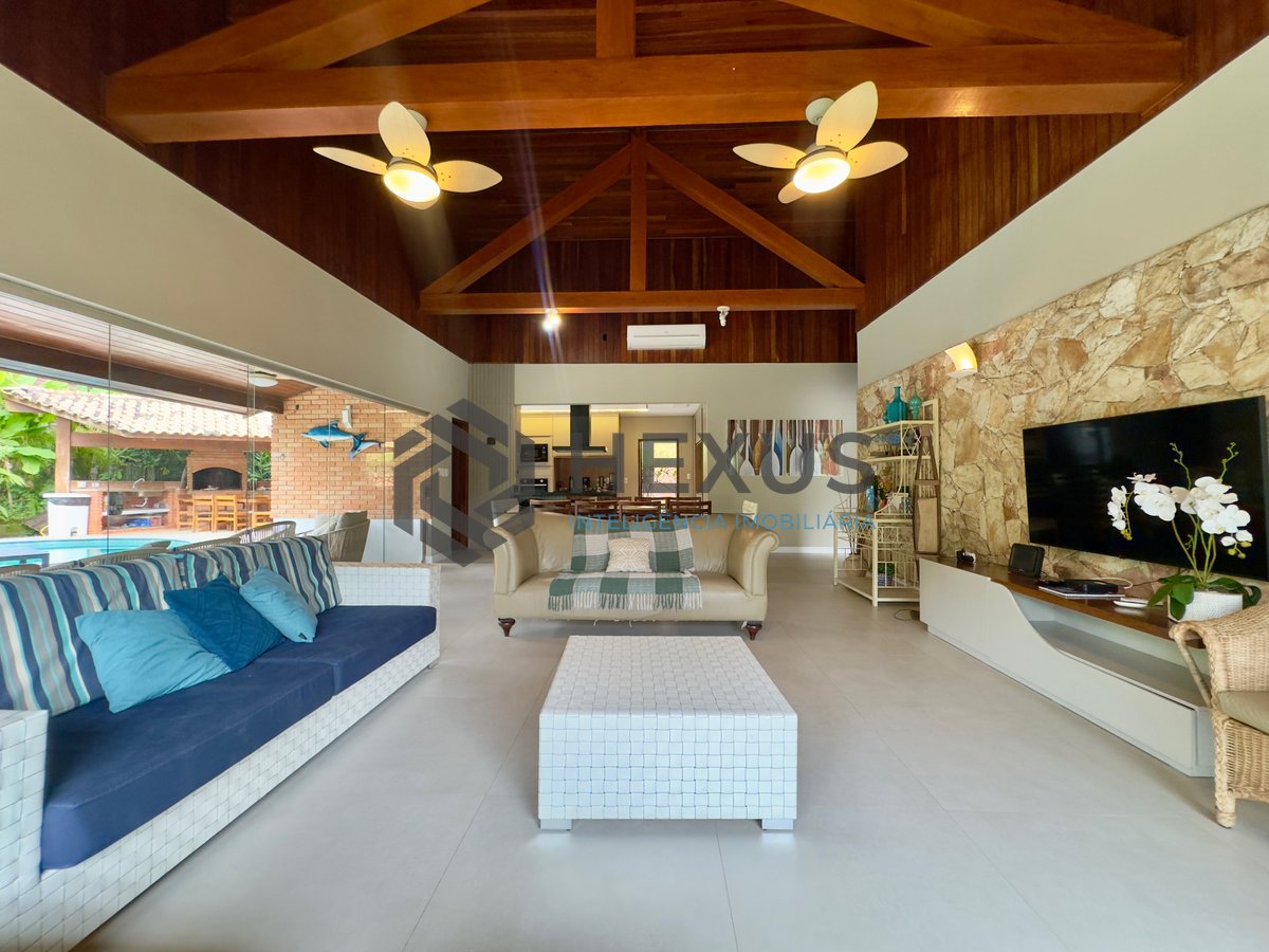 Foto 3 de Casa com piscina e área gourmet no Condomínio Granville na Praia da Enseada, Guaruja