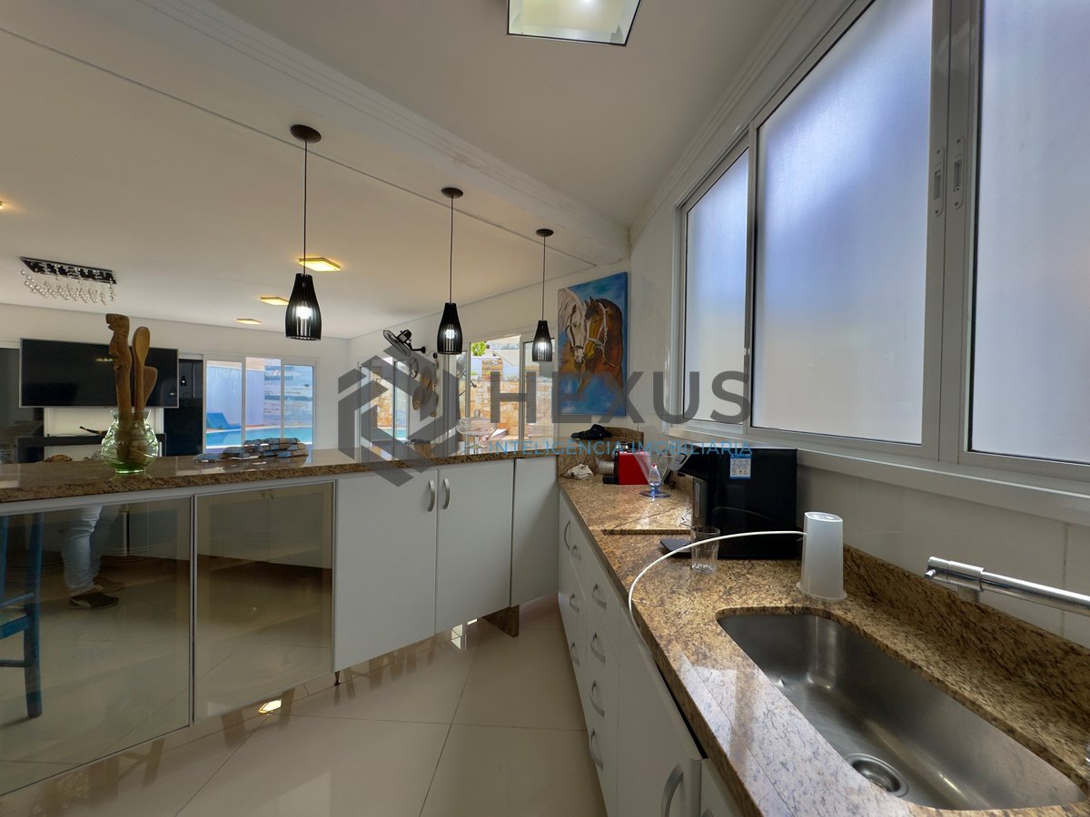 Foto 22 de Casa reformada com piscina e área gourmet no Condomínio Jardim Acapulco, Guaruja