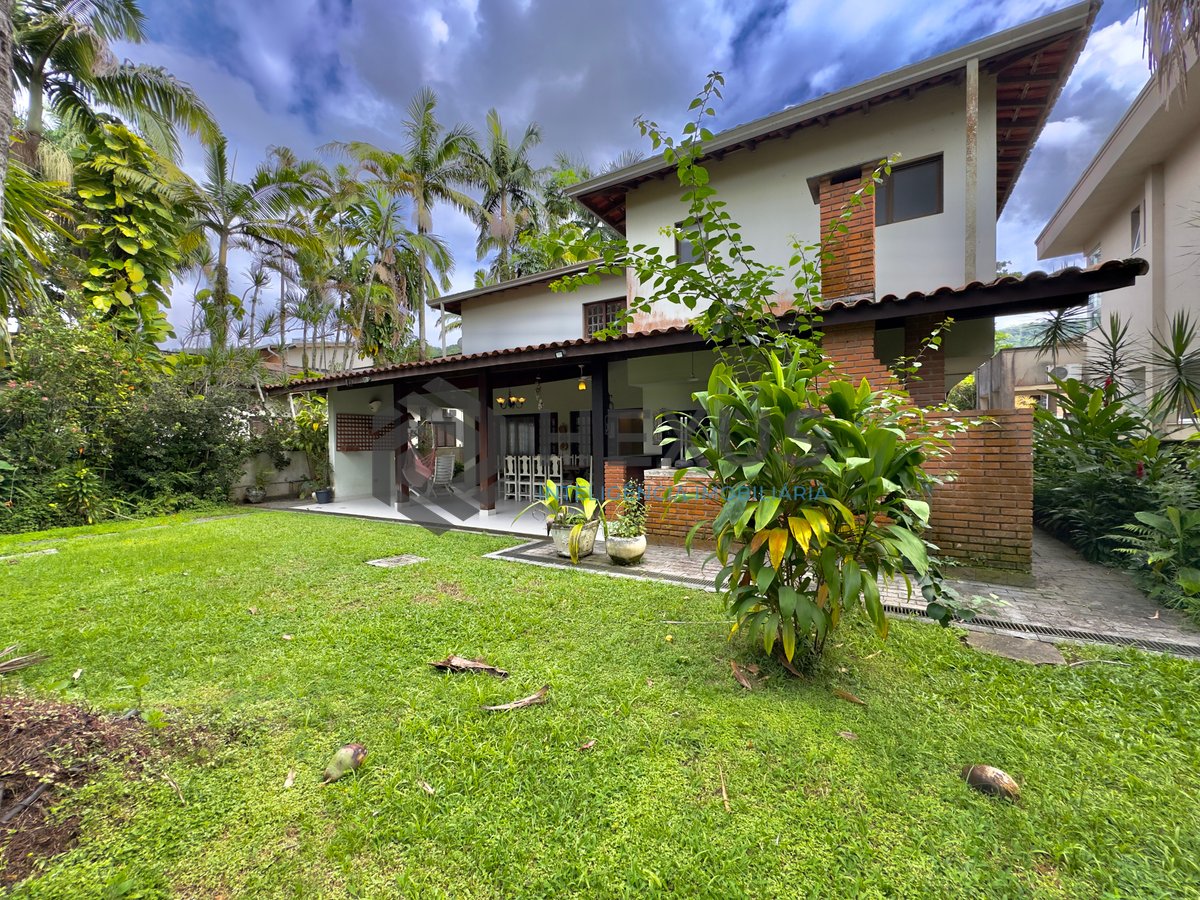 Foto 2 de Casa Charmosa com Espaço Gourmet e Muito Verde no Condomínio Granville, Guaruja