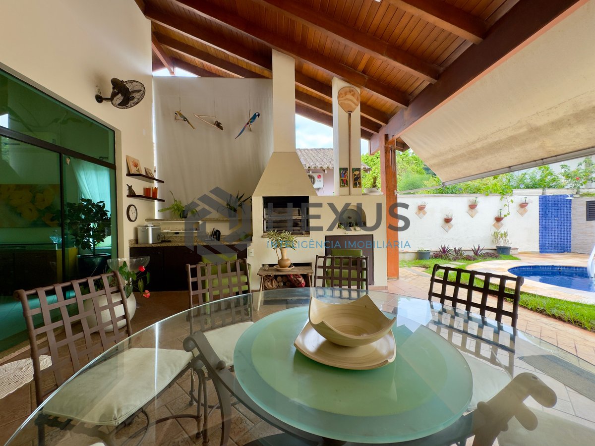 Foto 2 de Casa reformada com varanda piscina e área gourmet no Granville a 700m da praia na Enseada, Guarujá