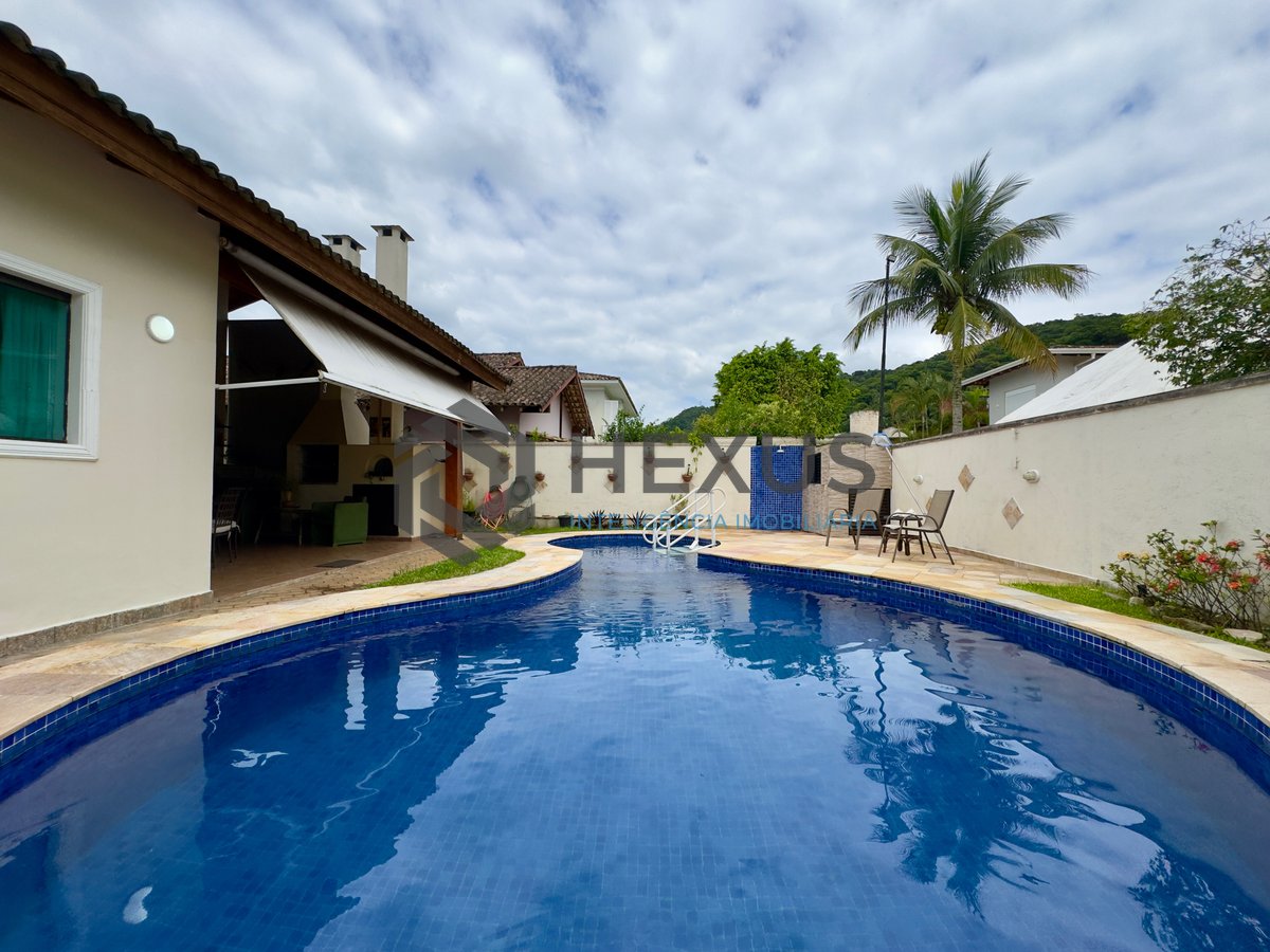 Foto 9 de Casa reformada com varanda piscina e área gourmet no Granville a 700m da praia na Enseada, Guarujá