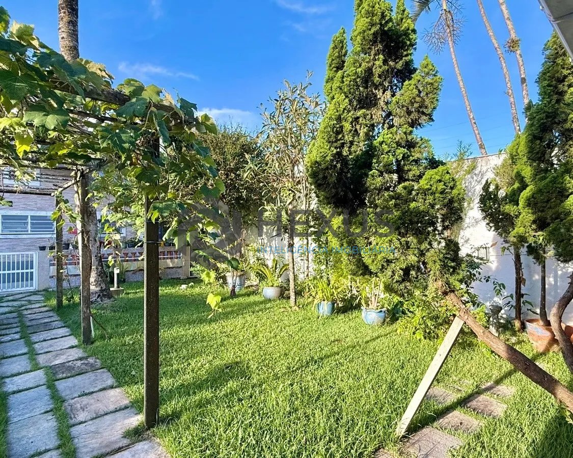Foto 13 de Casa reformado com varanda e lazer a 500m da praia no Jardim Guaiuba, Guarujá