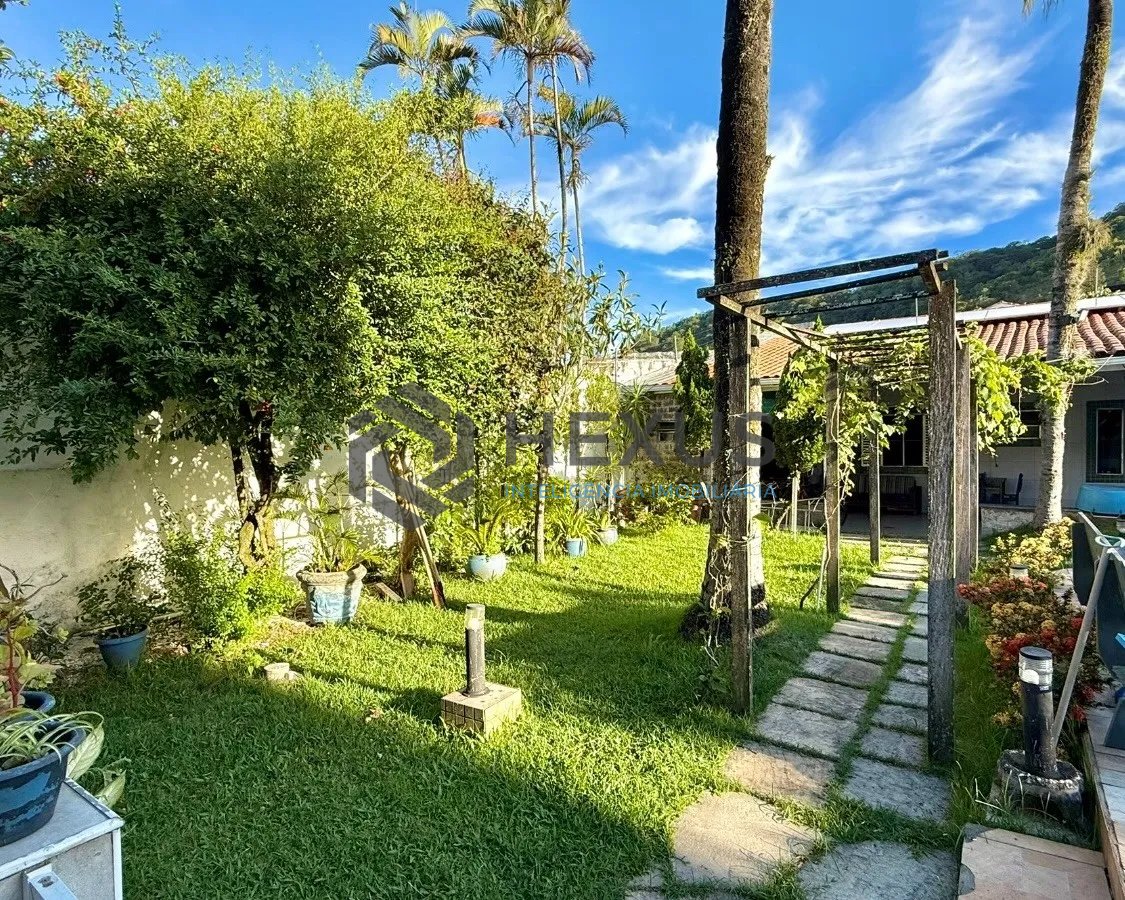 Foto 14 de Casa reformado com varanda e lazer a 500m da praia no Jardim Guaiuba, Guarujá