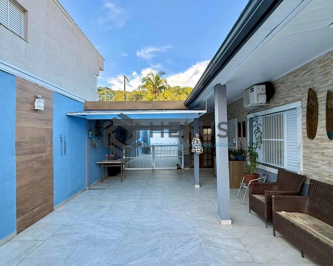 Foto 38 de Casa reformado com varanda e lazer a 500m da praia no Jardim Guaiuba, Guarujá