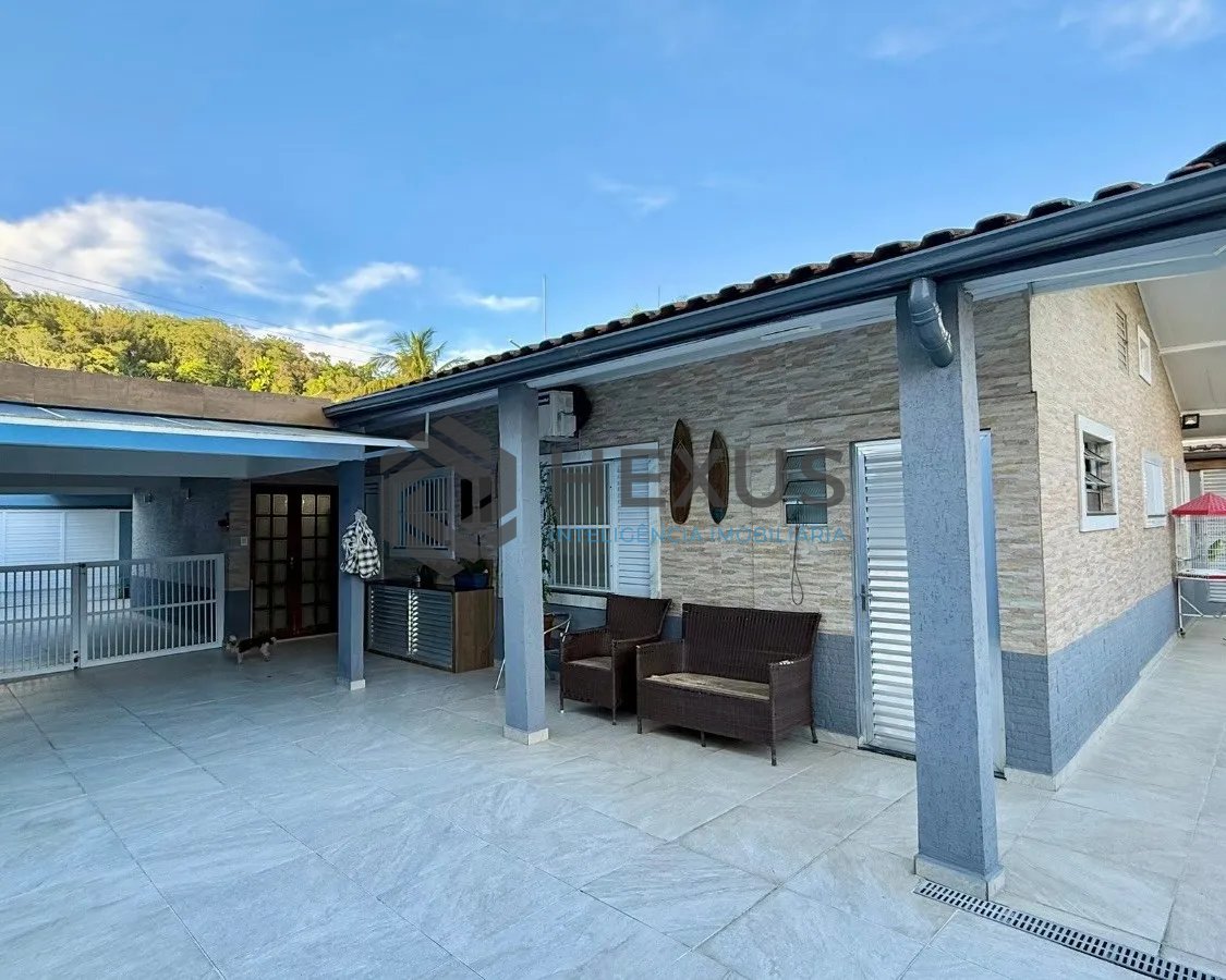 Foto 39 de Casa reformado com varanda e lazer a 500m da praia no Jardim Guaiuba, Guarujá