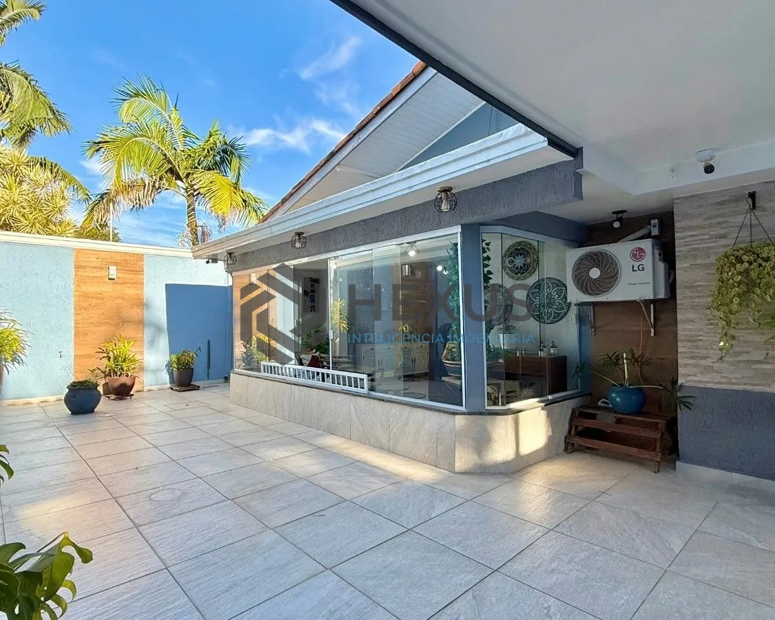Foto 6 de Casa reformado com varanda e lazer a 500m da praia no Jardim Guaiuba, Guarujá