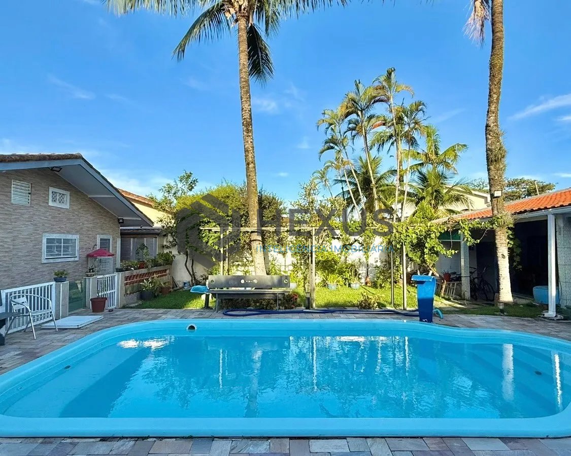 Foto 7 de Casa reformado com varanda e lazer a 500m da praia no Jardim Guaiuba, Guarujá