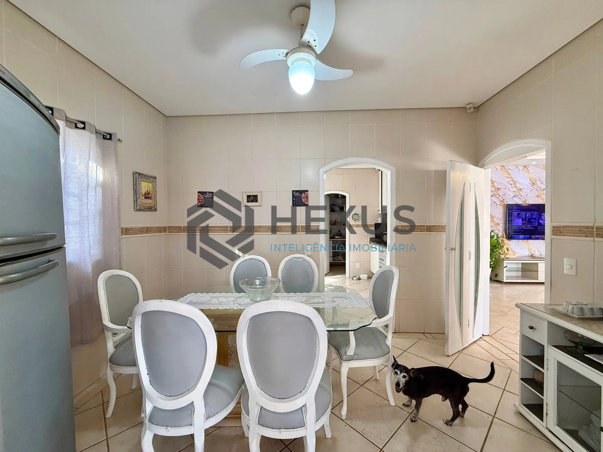 Foto 16 de Casa com varanda e lazer a 120m da praia na Enseada, Guarujá